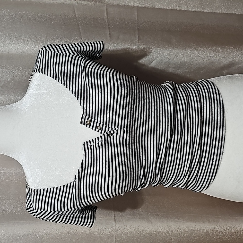 American Eagle Outfitters Black and White Fitted Crop Tee